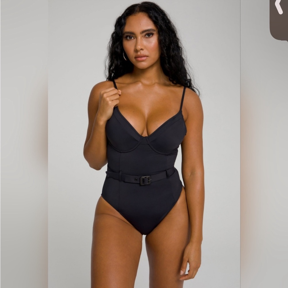 🆕 GOOD AMERICAN Black Show Off One Piece Underwire Cups Belt Swimsuit Size 6 3x - Picture 1 of 11